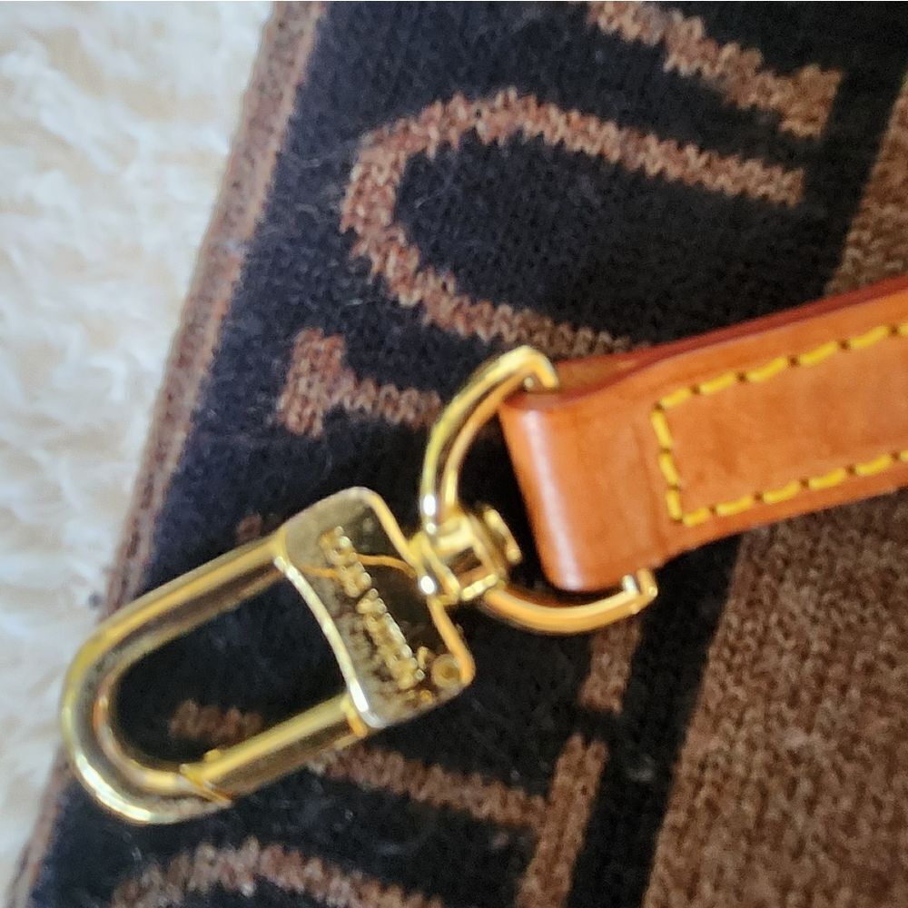 Louis Vuitton Leather with Goldtone Brass Strap - Picture 9 of 9